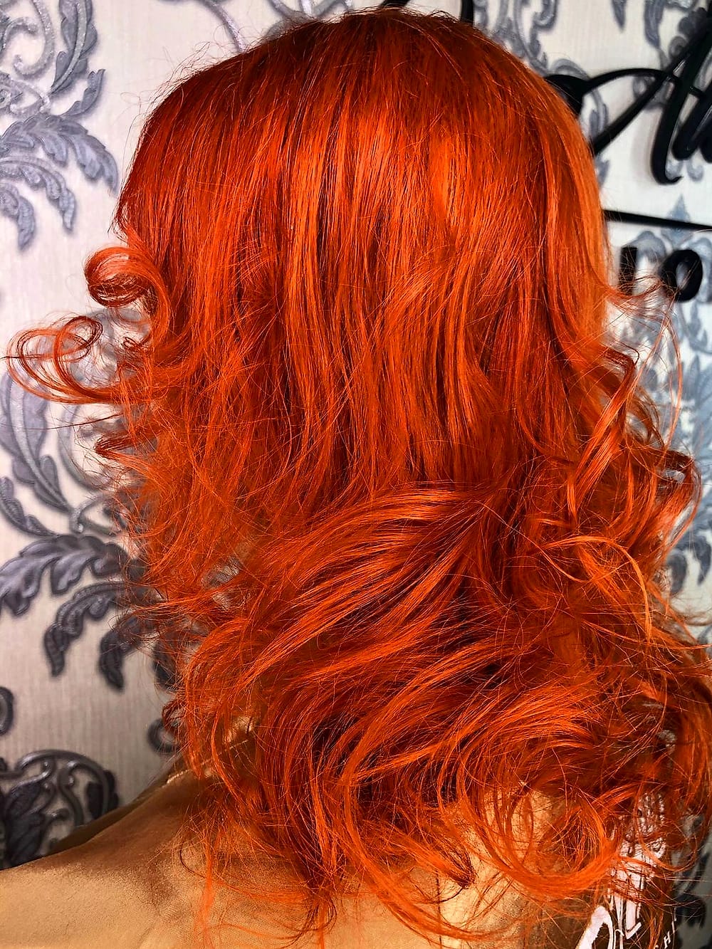 Rizos en color naranja cobrizo