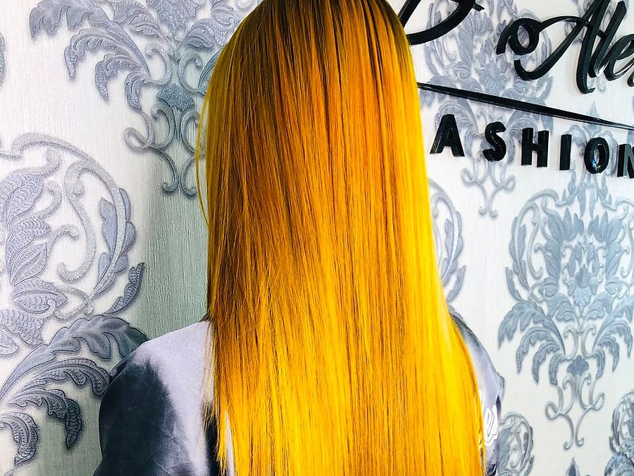 Cabello largo amarillo intenso