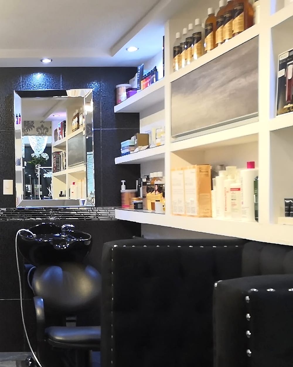 Área de lavado en negro con espejos iluminados